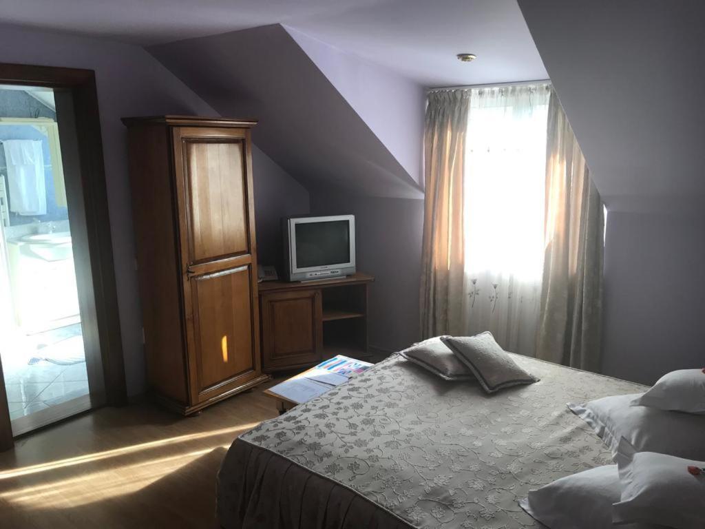 Hotel Cosmos Câmpulung Moldovenesc Eksteriør billede